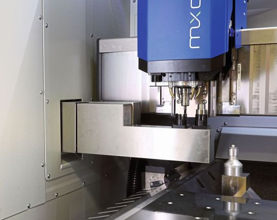 Datrons neuer Toolassist bei der Wechselarbeit in einer Datron-Mxcube. Er verrichtet seine Aufgabe aber auch in den Systemen Datron-Mlcube und -M8cube, wie es heißt.