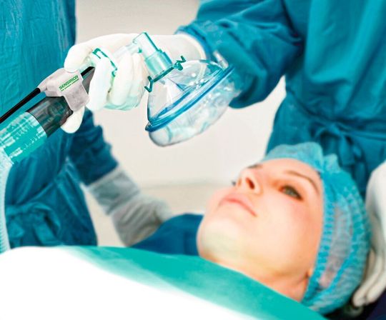 Die Sensor-Stecker-Kabel-Kombination von Nicolay und Sensirion misst Ein- und Ausatmungsflüsse patientennah und präzise. Die Sensor-Stecker-Kabel-Kombination von Nicolay und Sensirion misst Ein- und Ausatmungsflüsse patientennah und präzise.