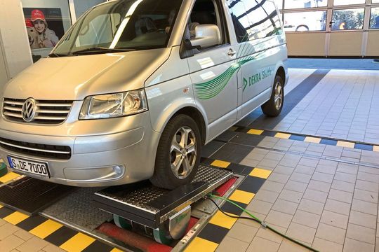 Der Prüfer fährt das Prüfmobil auf das Kalibrierwerkzeug, so drückt er die Räder des Messgeräts fest in den Rollensatz. Das andere Rollenpaar deckt er mit einem überfahrbaren Gitter ab. Der Prüfer fährt das Prüfmobil auf das Kalibrierwerkzeug, so drückt er die Räder des Messgeräts fest in den Rollensatz. Das andere Rollenpaar deckt er mit einem überfahrbaren Gitter ab.