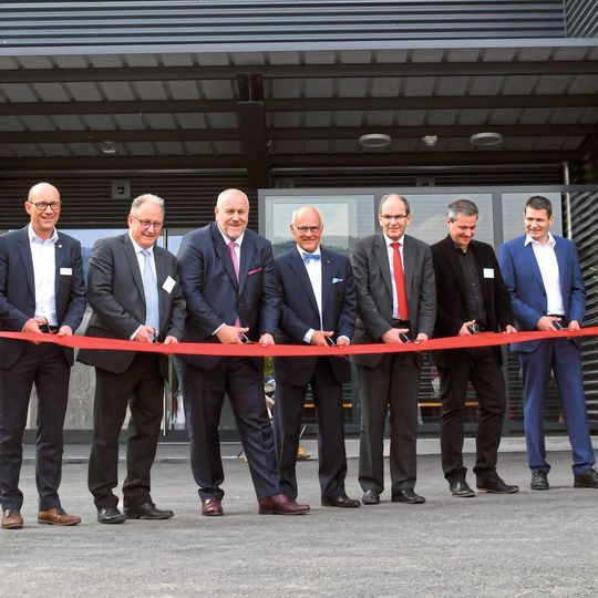 Feierliche Einweihung: Mirko Lehmann (CEO IST AG), Peter Anderegg (CFO IST AG), Christian Spoerlé (Gemeindepräsident Ebnat-Kappel), Matthias Altendorf (CEO Endress+Hauser), Klaus Endress (Verwaltungsratspräsident Endress+Hauser), Bruno Damann (Regierungsrat Kanton St. Gallen), Philipp Buchs (Architekt) und Jörn Lützen (COO IST AG) eröffnen den Erweiterungsbau der Innovative Sensor Technology IST AG. Feierliche Einweihung: Mirko Lehmann (CEO IST AG), Peter Anderegg (CFO IST AG), Christian Spoerlé (Gemeindepräsident Ebnat-Kappel), Matthias Altendorf (CEO Endress+Hauser), Klaus Endress (Verwaltungsratspräsident Endress+Hauser), Bruno Damann (Regierungsrat Kanton St. Gallen), Philipp Buchs (Architekt) und Jörn Lützen (COO IST AG) eröffnen den Erweiterungsbau der Innovative Sensor Technology IST AG.