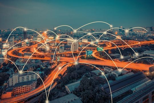 Dezentrale Energienetze: Mithilfe von KI und Sensorik lässt sich ein stabiler und sicherer Netzbetrieb garantieren. Dezentrale Energienetze: Mithilfe von KI und Sensorik lässt sich ein stabiler und sicherer Netzbetrieb garantieren.