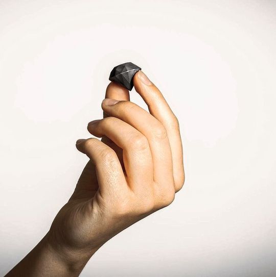 Die Additive Fertigung macht aus einem ehrwürdigen Jahrmillionenprozess einen vergleichsweise zeitlichen Witz: Sandvik ist es nämlich gelungen Diamanten – zumindest die für das Sintern benötigten Grünlinge – aus einem Diamantpulvergemisch in Kombination mit Polymeren zu drucken. Dem Zerspanungswerkzeug-Bau eröffnen sich damit neue Welten, heißt es. Die Additive Fertigung macht aus einem ehrwürdigen Jahrmillionenprozess einen vergleichsweise zeitlichen Witz: Sandvik ist es nämlich gelungen Diamanten – zumindest die für das Sintern benötigten Grünlinge – aus einem Diamantpulvergemisch in Kombination mit Polymeren zu drucken. Dem Zerspanungswerkzeug-Bau eröffnen sich damit neue Welten, heißt es.