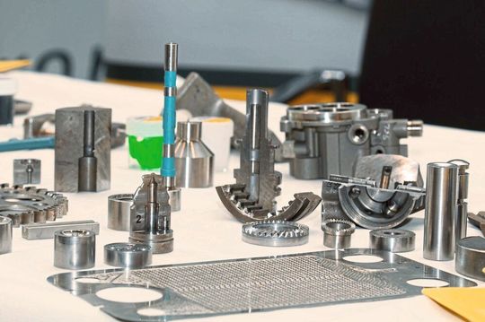 Les géométries de pièces de plus en plus complexes - usinage 5 axes ou fabrication additive - crées de nouveaux défis en matière d'ébavurage. Deburring Expo est le salon qui se consacre entièrement à cette problématique. Les géométries de pièces de plus en plus complexes - usinage 5 axes ou fabrication additive - crées de nouveaux défis en matière d'ébavurage. Deburring Expo est le salon qui se consacre entièrement à cette problématique.