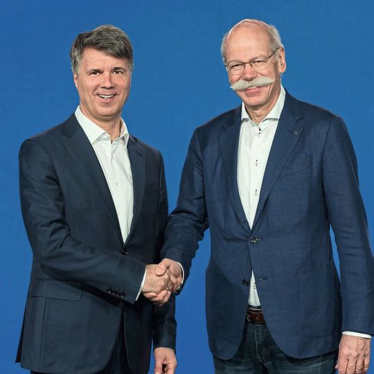 Geregelte Nachfolge: BMW-Chef Harald Krüger (li.) übernimmt das Amt des Vizepräsidenten des VDA von Ex-Daimler-Chef Dieter Zetsche (Archivbild von Verkündung der Zusammenlegung der Carsharing-Dienste der Hersteller). Geregelte Nachfolge: BMW-Chef Harald Krüger (li.) übernimmt das Amt des Vizepräsidenten des VDA von Ex-Daimler-Chef Dieter Zetsche (Archivbild von Verkündung der Zusammenlegung der Carsharing-Dienste der Hersteller).