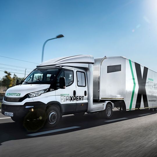 Mit dem Repexpert-Truck von Schaeffler kommt die Schulung in die Werkstatt. Mit dem Repexpert-Truck von Schaeffler kommt die Schulung in die Werkstatt.
