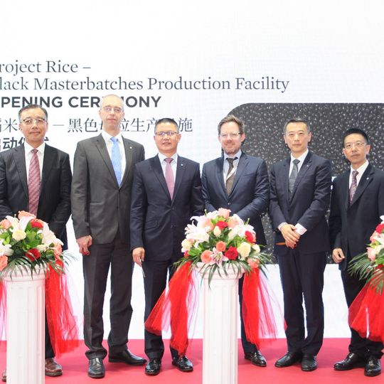 Clariant hat in Guangzhou, China, eine neue Produktionsstätte für die Herstellung und Bereitstellung von Spezial-Masterbatches für die Farbe Schwarz eröffnet. Clariant hat in Guangzhou, China, eine neue Produktionsstätte für die Herstellung und Bereitstellung von Spezial-Masterbatches für die Farbe Schwarz eröffnet.