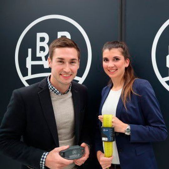 Junge Innovatoren: Katharina Kermelk, Produktmanagerin für den „iGurt“, und Alexander Lutze, Leiter des BPW Innovation Labs, mit dem „CargoTracer“. Junge Innovatoren: Katharina Kermelk, Produktmanagerin für den „iGurt“, und Alexander Lutze, Leiter des BPW Innovation Labs, mit dem „CargoTracer“.