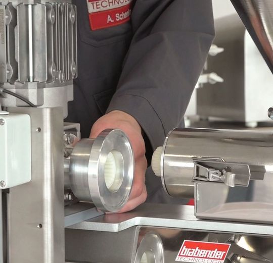 Eine neue Brabender-Dosierlinie namens DS für Kunststoffgranulat kommt jetzt in zwei Versionen und vier Größen, heißt es. Kurze Lieferzeiten, einfaches Handling und die Möglichket zur optimalen Granulatdosierung sollen die Systeme auszeichnen. Hier der Blick auf eine E-Variante. Eine neue Brabender-Dosierlinie namens DS für Kunststoffgranulat kommt jetzt in zwei Versionen und vier Größen, heißt es. Kurze Lieferzeiten, einfaches Handling und die Möglichket zur optimalen Granulatdosierung sollen die Systeme auszeichnen. Hier der Blick auf eine E-Variante.