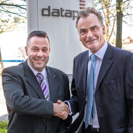 Andreas Reichel (r.), Vorstand Technik Dataport, und Ministerialrat Dr. Bert Spadinger besiegeln, dass Dataport den IT-Betrieb für die Landespolizei Sachsen-Anhalt übernimmt Andreas Reichel (r.), Vorstand Technik Dataport, und Ministerialrat Dr. Bert Spadinger besiegeln, dass Dataport den IT-Betrieb für die Landespolizei Sachsen-Anhalt übernimmt