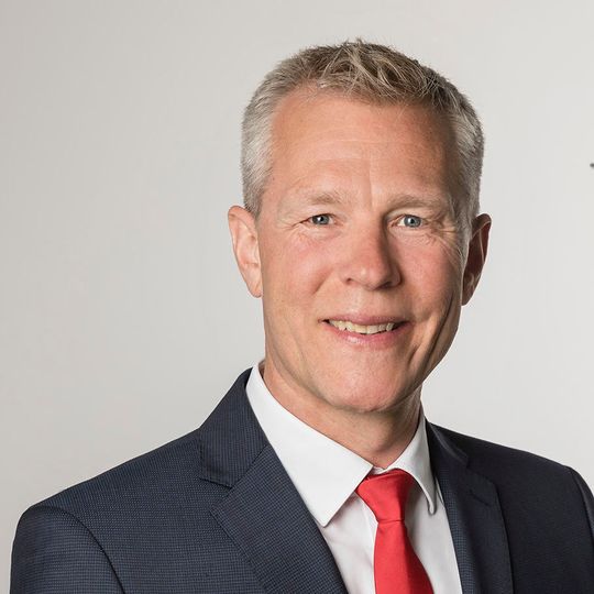 Ulrich Schäfer war seit Juni 2019 Vertriebsdirektor bei Jaguar Land Rover. Ulrich Schäfer war seit Juni 2019 Vertriebsdirektor bei Jaguar Land Rover.