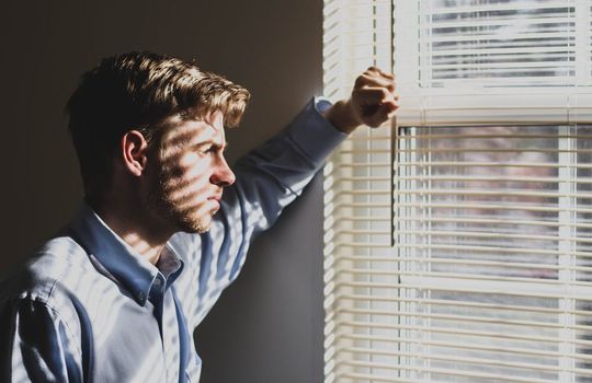 In vielen Unternehmen leiden Mitarbeiter unter hohem Druck und Stress, da der Fokus häufig nur auf Zielen statt auf dem Menschen liegt. In vielen Unternehmen leiden Mitarbeiter unter hohem Druck und Stress, da der Fokus häufig nur auf Zielen statt auf dem Menschen liegt.