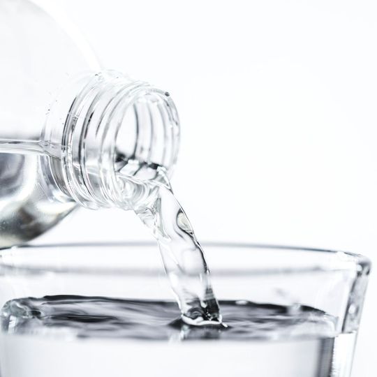 Poland Spring arbeitet mit Organisationen wie dem Closed Loop Fund zusammen, um die Recyclinginfrastruktur in den USA zu verbessern. Poland Spring arbeitet mit Organisationen wie dem Closed Loop Fund zusammen, um die Recyclinginfrastruktur in den USA zu verbessern.
