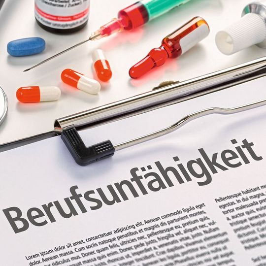 Berufsunfähigkeit trifft jeden vierten Arbeitnehmer im Laufe des Berufslebens. Berufsunfähigkeit trifft jeden vierten Arbeitnehmer im Laufe des Berufslebens.