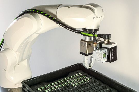 Präzises Greifen von Elektronikbauteilen: Ein Vision-Sensor liefert dem Roboter die horizontalen Koordinaten, ein Abstandssensor die zugehörige Höheninformation. Präzises Greifen von Elektronikbauteilen: Ein Vision-Sensor liefert dem Roboter die horizontalen Koordinaten, ein Abstandssensor die zugehörige Höheninformation.