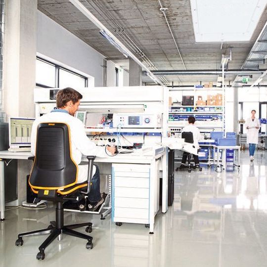 Ebenso unterschiedlich wie die Arbeitsplätze selbst, sind auch die Anforderungen an den jeweiligen Arbeitsstuhl. Wie jedes andere Werkzeug, ist ein industrieller Arbeitsstuhl ein hoch spezialisiertes Arbeitsmittel. Dabei hat ein Arbeitsstuhl mit einem klassischen Bürostuhl nur wenig gemein und eine tätigkeitsgerechte Stuhlwahl ist ausschlaggebend für einen produktiven Arbeitsfluss. Ebenso unterschiedlich wie die Arbeitsplätze selbst, sind auch die Anforderungen an den jeweiligen Arbeitsstuhl. Wie jedes andere Werkzeug, ist ein industrieller Arbeitsstuhl ein hoch spezialisiertes Arbeitsmittel. Dabei hat ein Arbeitsstuhl mit einem klassischen Bürostuhl nur wenig gemein und eine tätigkeitsgerechte Stuhlwahl ist ausschlaggebend für einen produktiven Arbeitsfluss.