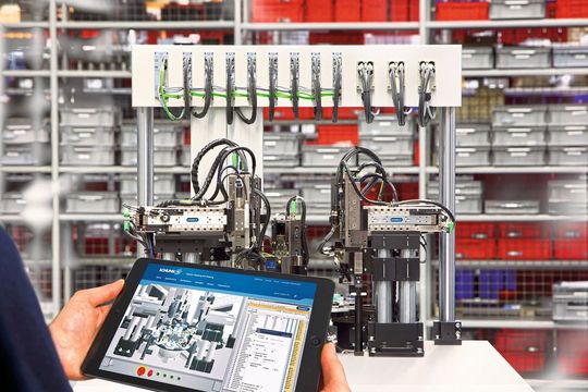 Mit dem Paket aus der Simulationssoftware Mechatronics Concept Designer von Siemens PLM Software, einer Komponentenbibliothek digitaler Zwillinge und entsprechendem Support ermöglicht Schunk den einfachsten Einstieg in die Simulation von Handhabungslösungen. Mit dem Paket aus der Simulationssoftware Mechatronics Concept Designer von Siemens PLM Software, einer Komponentenbibliothek digitaler Zwillinge und entsprechendem Support ermöglicht Schunk den einfachsten Einstieg in die Simulation von Handhabungslösungen.