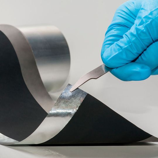 So sehen die mit der neuen Trockentransfertechnologie beschichteten Elektroden aus. So sehen die mit der neuen Trockentransfertechnologie beschichteten Elektroden aus.