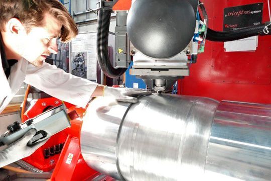 Jannik Entringer überprüft die Schweißnaht.