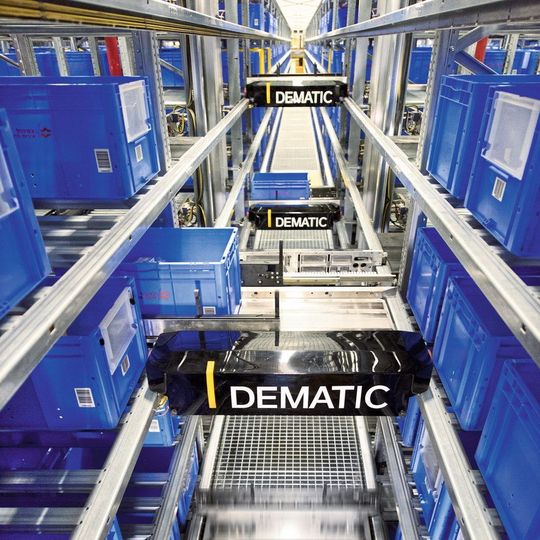 Die Multishuttles übernehmen die automatische Ein- und Auslagerung der auf Tablaren befindlichen Ware. Die Multishuttles übernehmen die automatische Ein- und Auslagerung der auf Tablaren befindlichen Ware.