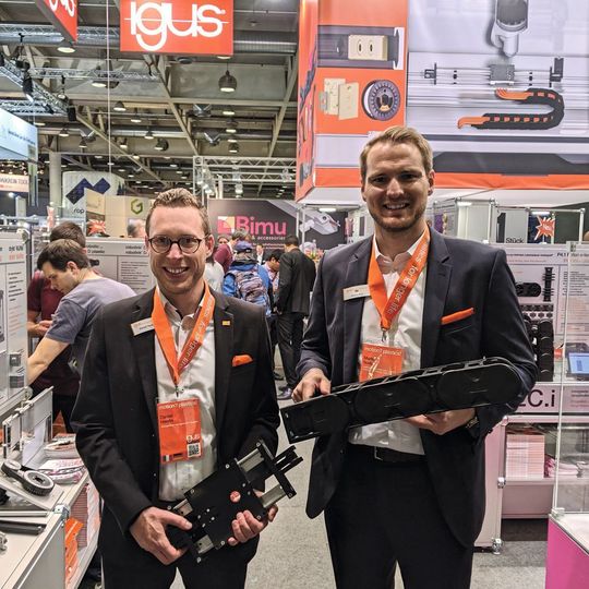 Daniel Henlin (links) und Markus Nork (mit der neuen E4Q E-Kette) am Igus-Stand an der Prodex. Daniel Henlin (links) und Markus Nork (mit der neuen E4Q E-Kette) am Igus-Stand an der Prodex.