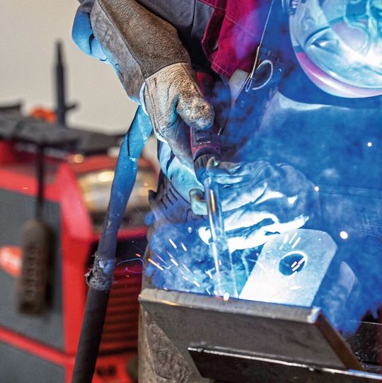 Die neue TPS/i-Steel-Edition von Fronius verfügt über verschiedene Stahlkennlinien, die sowohl Standard- als auch für Impulslichtbögen generieren, heißt es. Damit erweitert der Schweißtechnikspezialist seine TPS/i-Modellreihe um eine genau aufs Stahlschweißen abgestimmte Variante. Die neue TPS/i-Steel-Edition von Fronius verfügt über verschiedene Stahlkennlinien, die sowohl Standard- als auch für Impulslichtbögen generieren, heißt es. Damit erweitert der Schweißtechnikspezialist seine TPS/i-Modellreihe um eine genau aufs Stahlschweißen abgestimmte Variante.