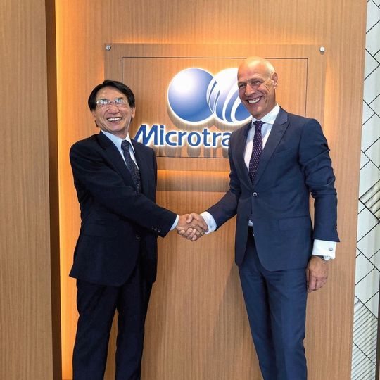 Hiroshi Nakamura, Executive Vice President Nikkiso Co. Ltd. (l.) und Andries Verder, Eigentümer Verder Gruppe (r.) Hiroshi Nakamura, Executive Vice President Nikkiso Co. Ltd. (l.) und Andries Verder, Eigentümer Verder Gruppe (r.)