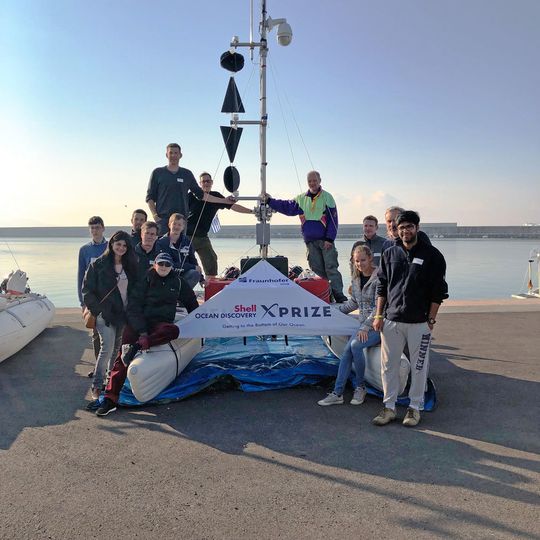 Die Arggonauts mit einem Water Strider im Hafen von Kalamata, Griechenland, während des Finales des Shell Ocean Discovery Xprize. Die Teams traten im November und Dezember 2018 sukzessive an. Die Arggonauts mit einem Water Strider im Hafen von Kalamata, Griechenland, während des Finales des Shell Ocean Discovery Xprize. Die Teams traten im November und Dezember 2018 sukzessive an.