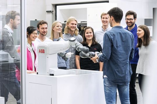 Gemäss Studie von Universum ist ABB weiterhin die beliebteste Arbeitgeberin für Studierende der Ingenieurwissenschaften in der Schweiz. Gemäss Studie von Universum ist ABB weiterhin die beliebteste Arbeitgeberin für Studierende der Ingenieurwissenschaften in der Schweiz.