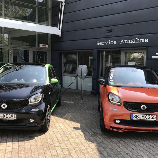 Seit über 20 Jahren überzeugt das Smart-Center Saarbrücken die Kunden mit seiner Servicequalität. Das soll auch im rein elektrischen Zeitalter ab 2020 so bleiben. Seit über 20 Jahren überzeugt das Smart-Center Saarbrücken die Kunden mit seiner Servicequalität. Das soll auch im rein elektrischen Zeitalter ab 2020 so bleiben.
