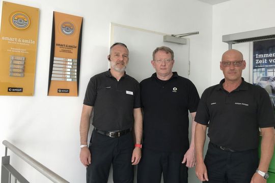 Gütesiegel „Smart & Smile“: Uwe Fegert (Teamleiter Service), Werner Letter (Centerleiter Service) und Rüdiger Philippi (Serviceberater) sind stolz auf die jährliche Auszeichnungen durch den Hersteller. Gütesiegel „Smart & Smile“: Uwe Fegert (Teamleiter Service), Werner Letter (Centerleiter Service) und Rüdiger Philippi (Serviceberater) sind stolz auf die jährliche Auszeichnungen durch den Hersteller.