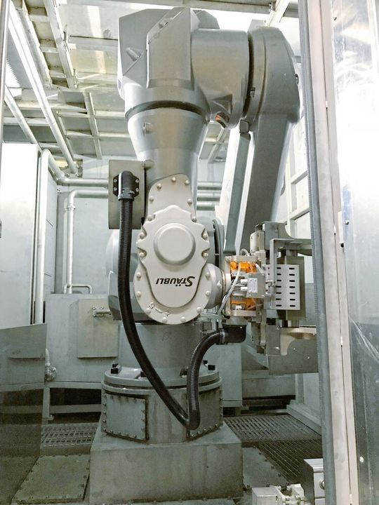 Mit dem richtigen Roboter lässt sich auch die Teilereinigung automatisieren. Mit dem richtigen Roboter lässt sich auch die Teilereinigung automatisieren.