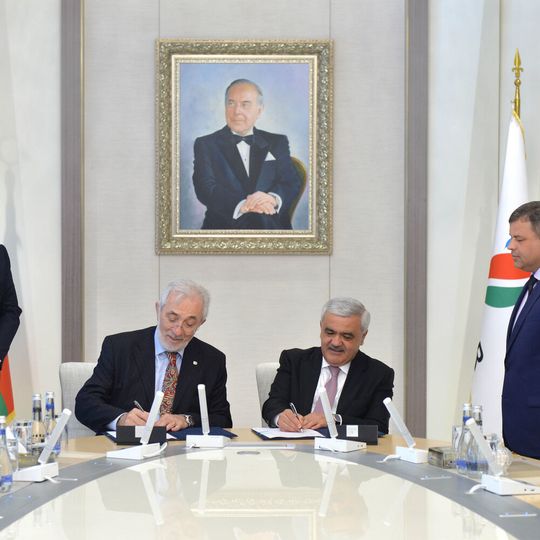Rovnag Abdullayev (right), President of Socar met with a delegation of Turkey’s Tekfen Holding led by Murat Gigin (left), Chairman of the Board and Cahit Oklap, President of the Group Companies. Rovnag Abdullayev (right), President of Socar met with a delegation of Turkey’s Tekfen Holding led by Murat Gigin (left), Chairman of the Board and Cahit Oklap, President of the Group Companies.