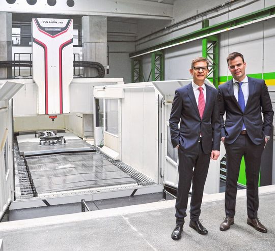 Krzysztof (rechts) und Tomasz Kazimieruk stehen stolz vor ihrer seit 2016 für Produktivität und Effizienz sorgenden Taurus 30 von Waldrich Coburg. Krzysztof (rechts) und Tomasz Kazimieruk stehen stolz vor ihrer seit 2016 für Produktivität und Effizienz sorgenden Taurus 30 von Waldrich Coburg.