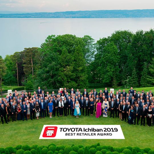 Insgesamt zeichnete Toyota 45 europäische Händler aus. Insgesamt zeichnete Toyota 45 europäische Händler aus.