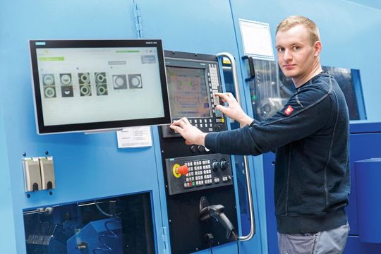 Blick auf die Steuerung des neuen Rattunde-Hochleistungs-Sägezentrums mit Rohrendenbearbeitung und -prüfung, das beim Schoeller Werk einen weiteren Schritt zur momentan laufenden Modernisierungsphase abschließt.