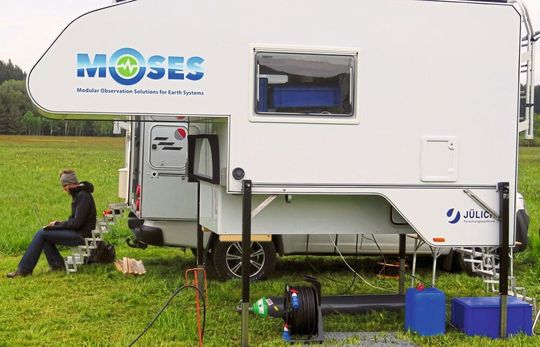 MOSES steht für „Modular Observation Solutions for Earth Systems“. In dieser Initiative bauen neun Forschungszentren der Helmholtz-Gemeinschaft gemeinsam mobile und modular einsatzfähige Beobachtungssysteme auf, um die Auswirkungen zeitlich und räumlich begrenzter dynamischer Ereignisse, wie extremer Niederschlags- und Abflussereignisse, auf die langfristige Entwicklung von Erd- und Umweltsystemen zu untersuchen. Das Foto zeigt das Mobile Land Ecosystem Atmosphere Flux-Modul, kurz Isotopen-MoLEAF.