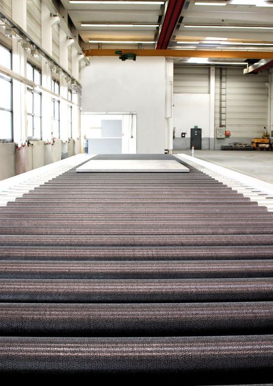 Die Ofentransportrollen sind ausgestattet mit bis zu 1200 °C temperaturbeständigen Drahtbesätzen. Sie ermöglichen den präzisen und Oberflächen schonenden Transport von Bändern und großen Platten aus Stahl, Edelstahl oder Aluminium.