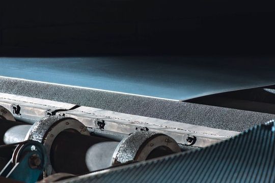 Vom Bautyp her handelt es sich bei den Ofentransportrollen um Walzenbürsten. Sie verfügen über spezielle, sehr hochwertige Drahtbesätze, die einen Geradeauslauf der Bänder, Bleche oder Platten durch die Anlagen der Walzwerkindustrie garantieren.