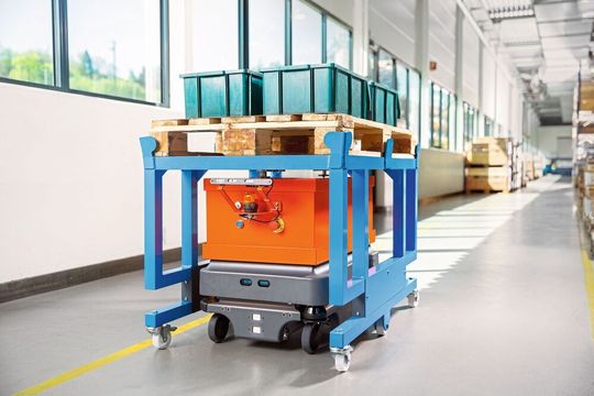 Robot mobile MiR200 avec un support développé par JAG pour le transport de charges lourdes. Robot mobile MiR200 avec un support développé par JAG pour le transport de charges lourdes.