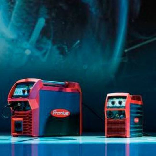 Die multiprozessfähigen Schweißgeräte Trans Steel 3500 C und Trans Steel 2200 (v.l.) von Fronius beherrschen die Prozesse WIG, MIG/MAG und E-Hand. Die multiprozessfähigen Schweißgeräte Trans Steel 3500 C und Trans Steel 2200 (v.l.) von Fronius beherrschen die Prozesse WIG, MIG/MAG und E-Hand.