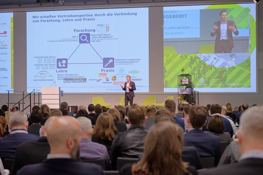 In der Keynote des Lead Management Summits 2019 sprach Prof. Dr. Christian Schmitz über die digitale Disruption im B2B-Vertrieb In der Keynote des Lead Management Summits 2019 sprach Prof. Dr. Christian Schmitz über die digitale Disruption im B2B-Vertrieb