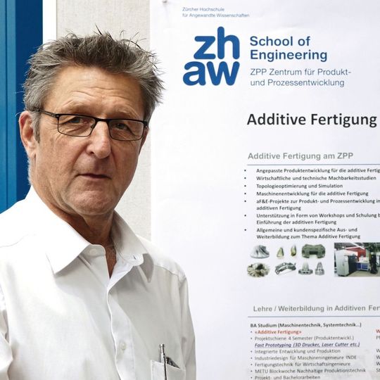 «Mit praxisnaher Forschung und Entwicklung sowie mit unseren Aus- und Weiterbildungsangeboten treiben wir den effizienten Einsatz der additiven Fertigung voran», sagt Dr. Andreas Kirchheim, Schwerpunktleiter Advanced Production Technologies, Additive Manufacturing am Zentrum für Produkt- und Prozessentwicklung am Standort Winterthur der Zürcher Hochschule für angewandte Wissenschaften. «Mit praxisnaher Forschung und Entwicklung sowie mit unseren Aus- und Weiterbildungsangeboten treiben wir den effizienten Einsatz der additiven Fertigung voran», sagt Dr. Andreas Kirchheim, Schwerpunktleiter Advanced Production Technologies, Additive Manufacturing am Zentrum für Produkt- und Prozessentwicklung am Standort Winterthur der Zürcher Hochschule für angewandte Wissenschaften.