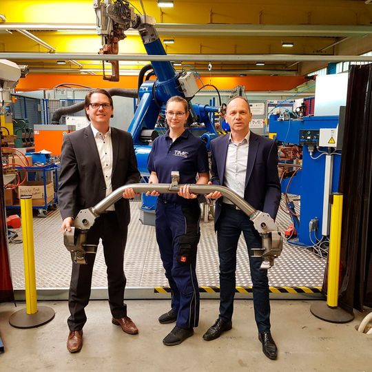 Haben die e.GO-Hinterachse gemeinsam entwickelt: Christian Pulz (Geschäftsführer SDFS Smarte Demonstrationsfabrik Siegen GmbH), Katarzyna Grahner (SFI) (Projektleiterin bei Time) und Dr. Ralf Polzin (Time-Geschäftsführer). Pro Woche kann Time bis zu 50 Achsen produzieren. Haben die e.GO-Hinterachse gemeinsam entwickelt: Christian Pulz (Geschäftsführer SDFS Smarte Demonstrationsfabrik Siegen GmbH), Katarzyna Grahner (SFI) (Projektleiterin bei Time) und Dr. Ralf Polzin (Time-Geschäftsführer). Pro Woche kann Time bis zu 50 Achsen produzieren.