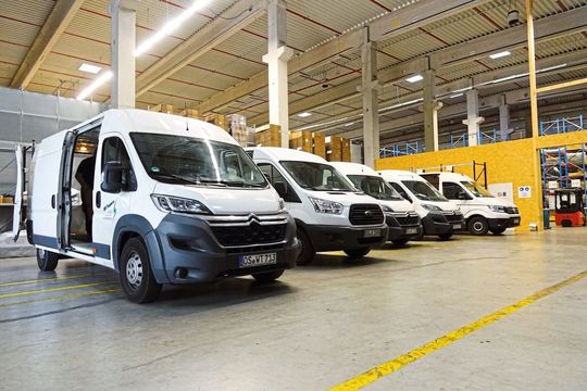 Die Transporter werden in der Halle beladen. Täglich gibt es 18 Tagtouren und fünf Nachttouren im Umkreis von 250 Kilometern. Die Transporter werden in der Halle beladen. Täglich gibt es 18 Tagtouren und fünf Nachttouren im Umkreis von 250 Kilometern.