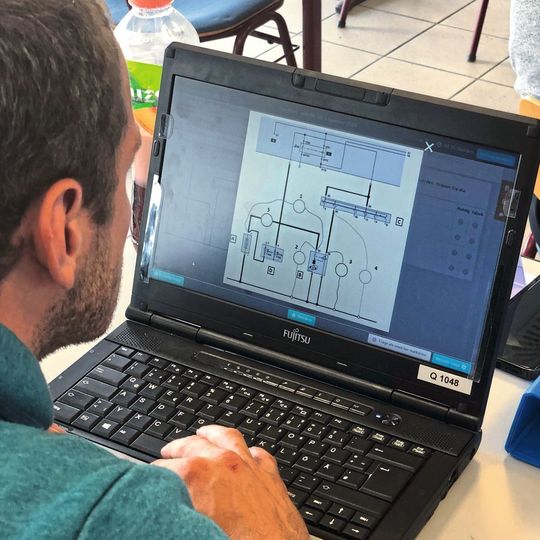 Die elektronische Gesellenprüfung findet am Laptop statt. Die elektronische Gesellenprüfung findet am Laptop statt.