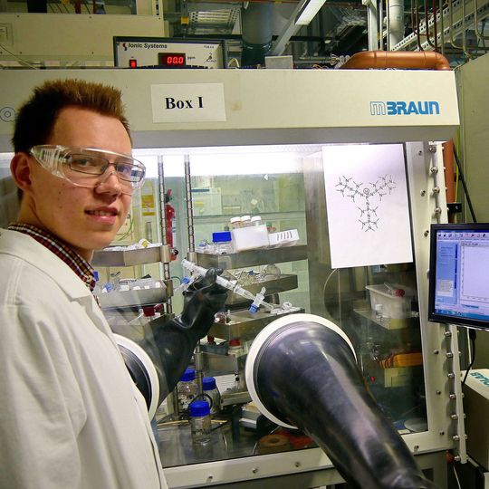 Der Marburger Chemiker Sebastian Ullrich präsentiert eine isolierte Probe seiner Superbase in einem Handschuhkasten, der mit Stickstoff als Schutzgas gefüllt ist. Der Marburger Chemiker Sebastian Ullrich präsentiert eine isolierte Probe seiner Superbase in einem Handschuhkasten, der mit Stickstoff als Schutzgas gefüllt ist.