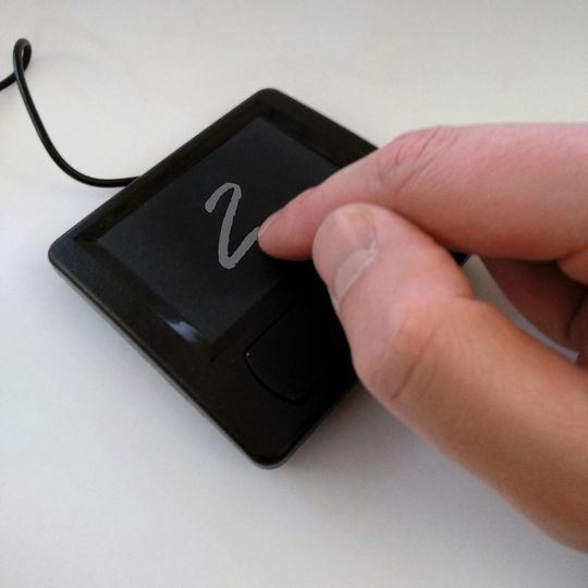 Mit Machine Learning für Sensoren lässt sich eine Handschriften- und Gestenerkennung realisieren. Eine Zahl wird hierbei über ein Touchpad geziechnet und von einem Mikrocontroller erkannt und ausgegeben. Mit Machine Learning für Sensoren lässt sich eine Handschriften- und Gestenerkennung realisieren. Eine Zahl wird hierbei über ein Touchpad geziechnet und von einem Mikrocontroller erkannt und ausgegeben.
