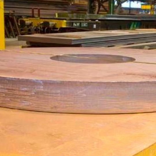 Großes, schweres Ringsegment mit 305 mm Dicke für ein Wasserkraftwerk. Großes, schweres Ringsegment mit 305 mm Dicke für ein Wasserkraftwerk.