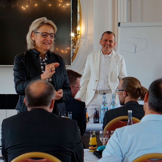 Dr. Daniela Eberspächer-Roth, Inhaberin und Geschäftsführende Gesellschafterin der Profilmetall Gruppe, zeigte die Vorteile der neuentwickelten Profilieranlage auf. Im Hintergrund Jürgen R. Schmid, Initiator des Events, der das Powergespräch mit der Unternehmerin moderierte. Dr. Daniela Eberspächer-Roth, Inhaberin und Geschäftsführende Gesellschafterin der Profilmetall Gruppe, zeigte die Vorteile der neuentwickelten Profilieranlage auf. Im Hintergrund Jürgen R. Schmid, Initiator des Events, der das Powergespräch mit der Unternehmerin moderierte.