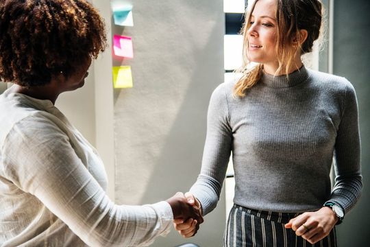 Sich als Frau in einer Führungsposition im männerdominierten Bereich der B2B Technologie zu behaupten, bringt Herausforderungen mit sich. Sich als Frau in einer Führungsposition im männerdominierten Bereich der B2B Technologie zu behaupten, bringt Herausforderungen mit sich.